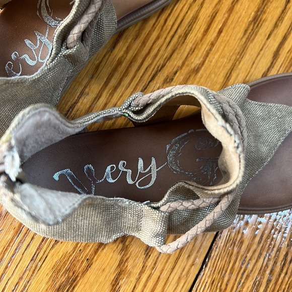 Very G brand canvas sandals. Zip back closure. Khaki color, size 9. - Picture 3 of 9